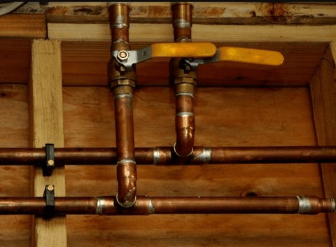 Instalación de agua en tubería de cobre.